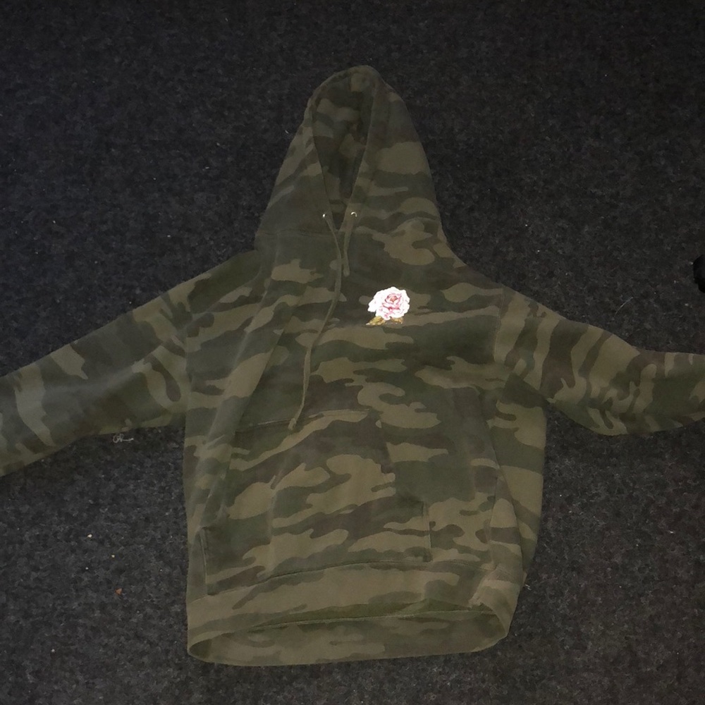 I don’t really wear this hoodie so I’m selling it.